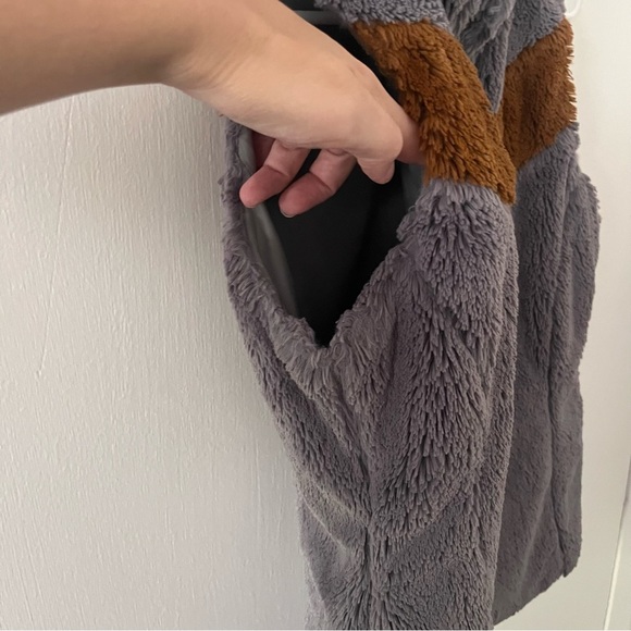 Patagonia Soft Faux Fur Vest Gray w Brown Chevron Stripe Women’s Small - Picture 10 of 12